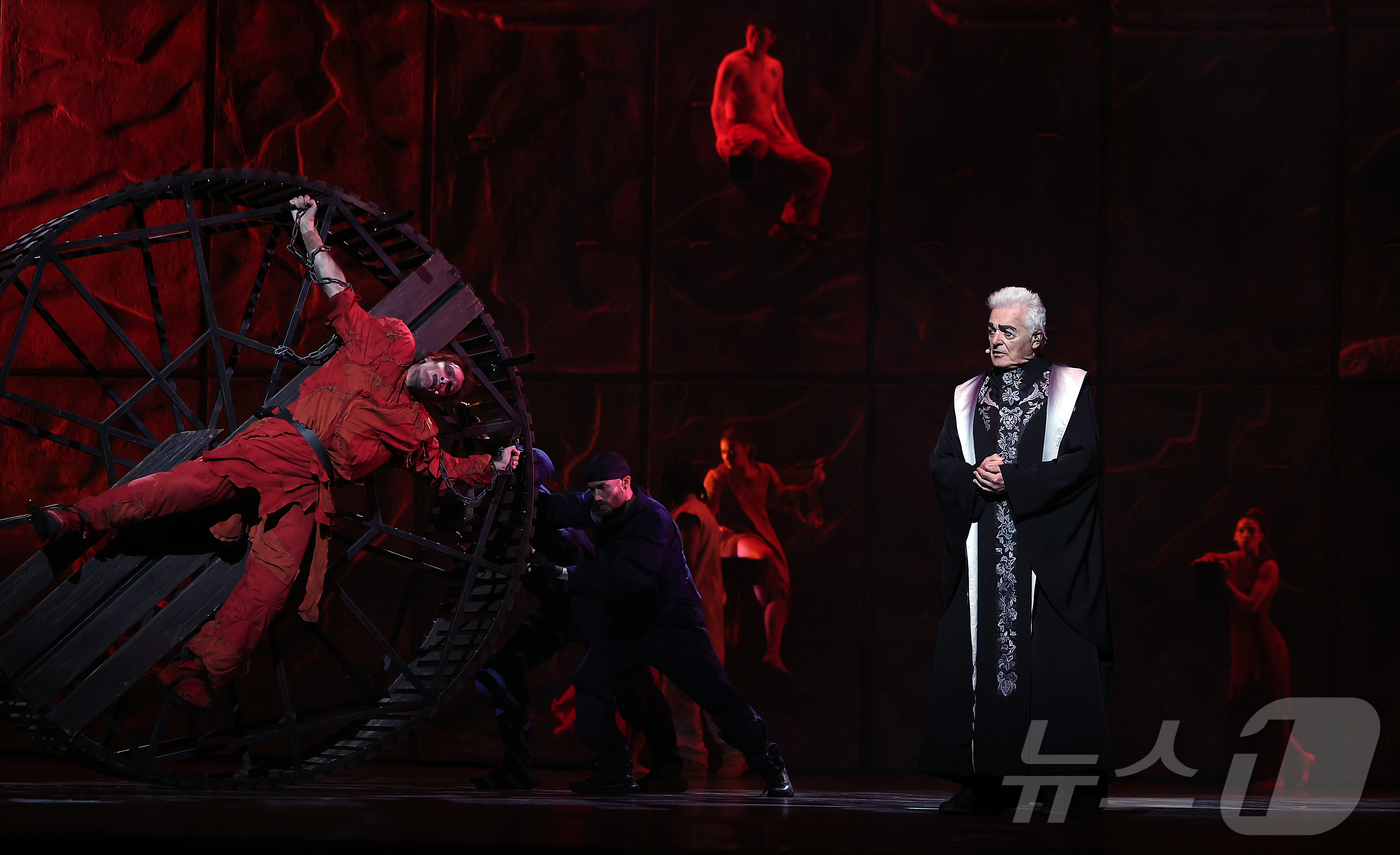 (서울=뉴스1) 김진환 기자 = 3일 오후 서울 종로구 세종문화회관 대극장에서 뮤지컬 ‘노트르담 드 파리’ 프레스콜이 열리고 있다.뮤지컬 '노트르담 드 파리'는 빅토르 위고의 고전 …