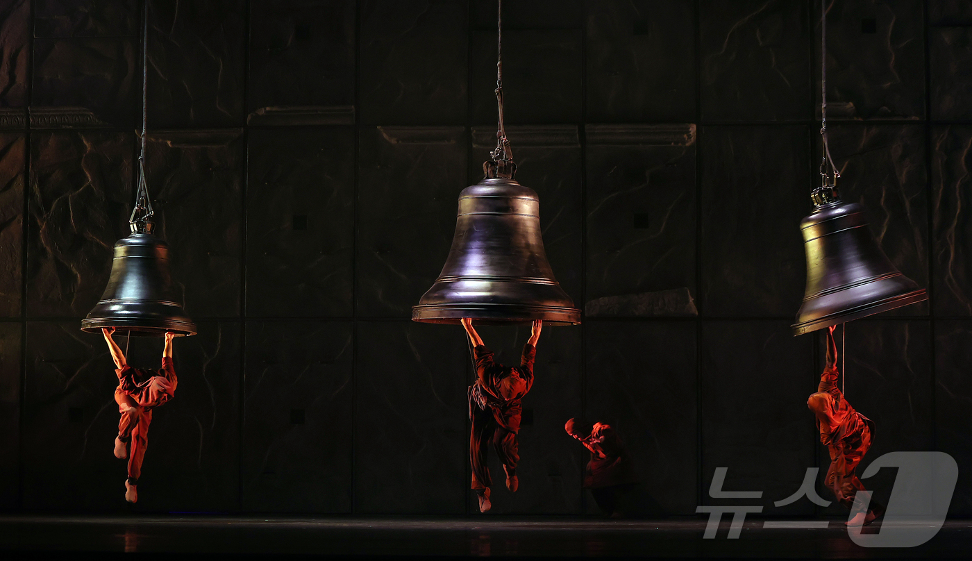 (서울=뉴스1) 김진환 기자 = 3일 오후 서울 종로구 세종문화회관 대극장에서 뮤지컬 ‘노트르담 드 파리’ 프레스콜이 열리고 있다.뮤지컬 '노트르담 드 파리'는 빅토르 위고의 고전 …