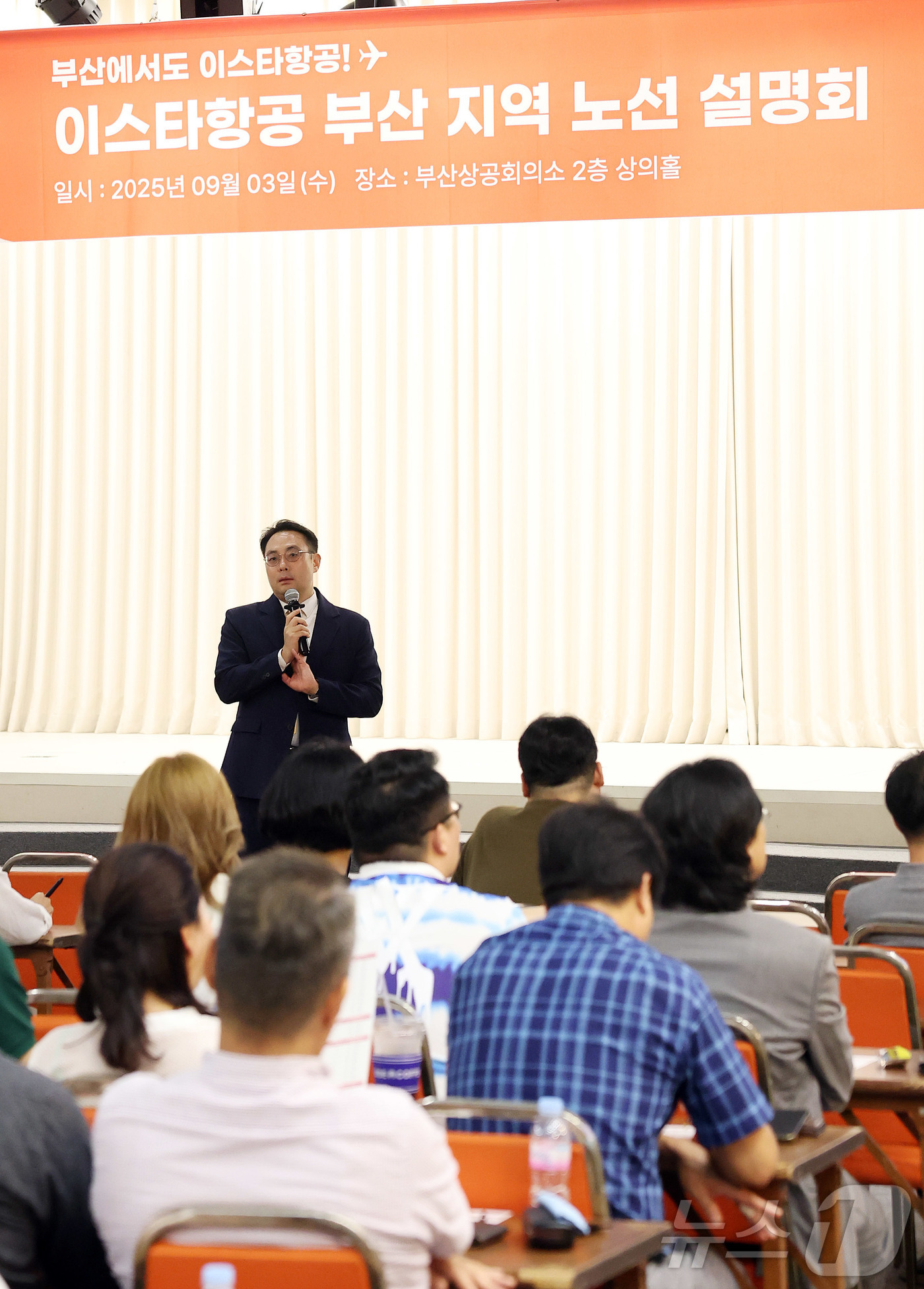 (김해공항=뉴스1) 공항사진기자단 = 이경민 이스타항공 커머셜본부장이 3일 부산 상공회의소에서 '부산에서도 이스타항공!' 노선 설명회를 갖고 있다.이 본부장은 부울경 지역 여행사 …