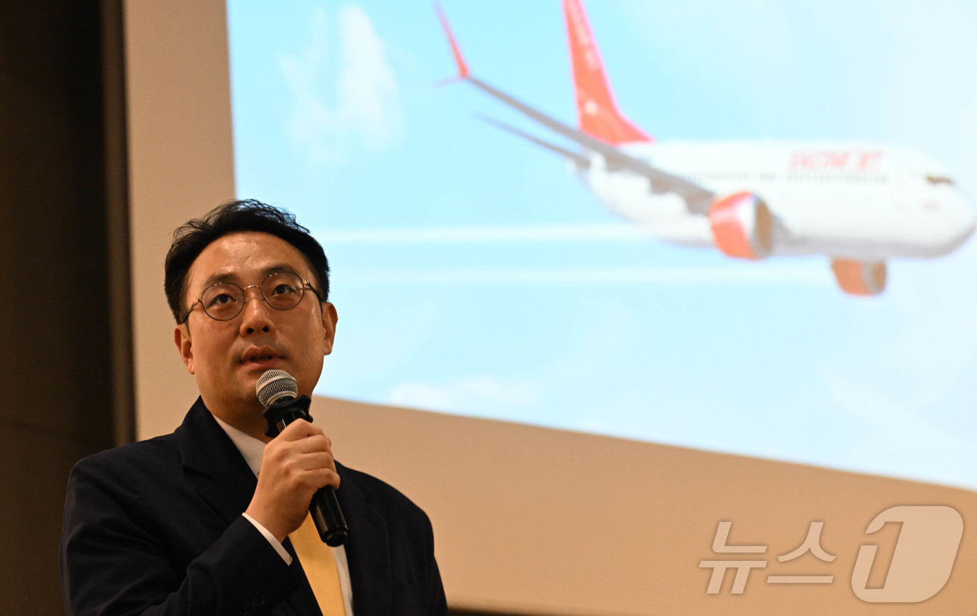 (김해공항=뉴스1) 공항사진기자단 = 이경민 이스타항공 커머셜본부장이 3일 부산 상공회의소에서 '부산에서도 이스타항공!' 노선 설명회를 갖고 있다.이 본부장은 부울경 지역 여행사 …