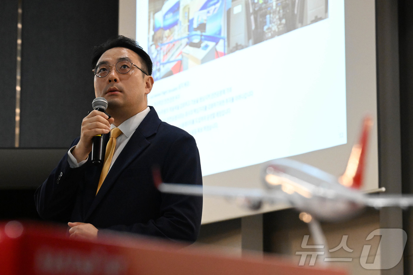 (김해공항=뉴스1) 공항사진기자단 = 이경민 이스타항공 커머셜본부장이 3일 부산 상공회의소에서 '부산에서도 이스타항공!' 노선 설명회를 갖고 있다.이 본부장은 부울경 지역 여행사 …