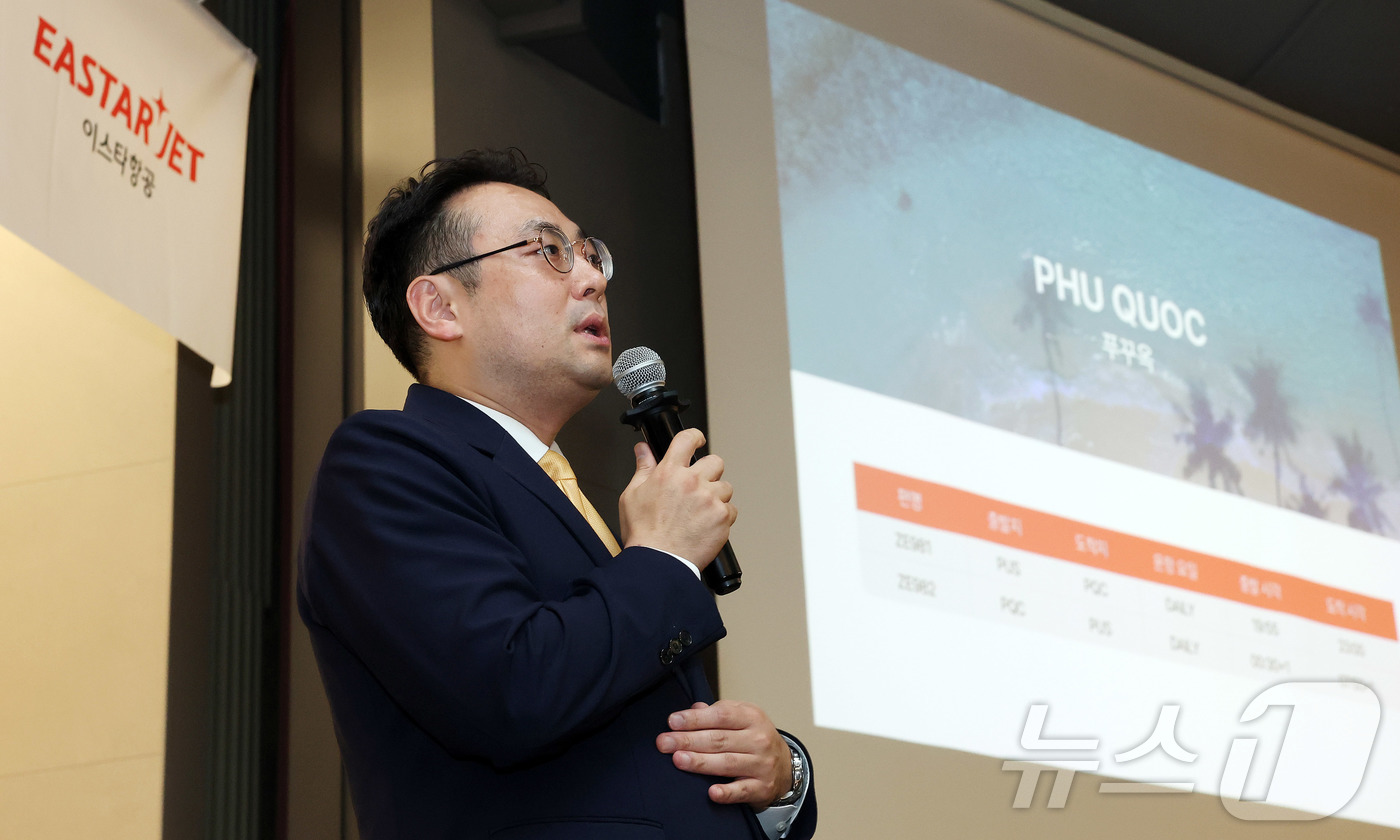 (김해공항=뉴스1) 공항사진기자단 = 이경민 이스타항공 커머셜본부장이 3일 부산 상공회의소에서 '부산에서도 이스타항공!' 노선 설명회를 갖고 있다.이 본부장은 부울경 지역 여행사 …