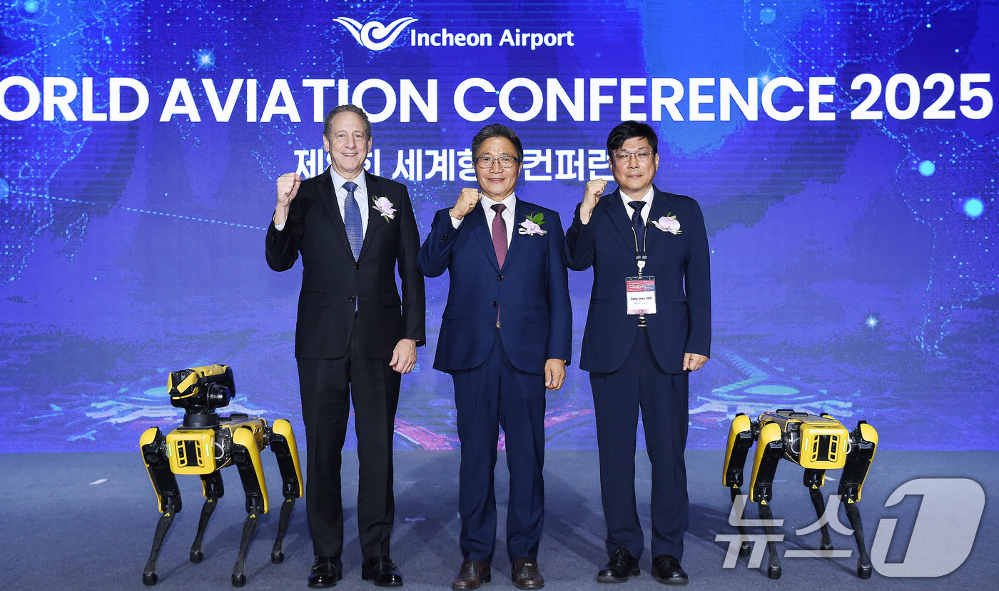 (서울=뉴스1) 박지혜 기자 = 3일 그랜드하얏트 인천에서 열린 ‘2025 세계항공컨퍼런스(World Aviation Conference)’에서 이학재 인천공항공사 사장(가운데)과 …