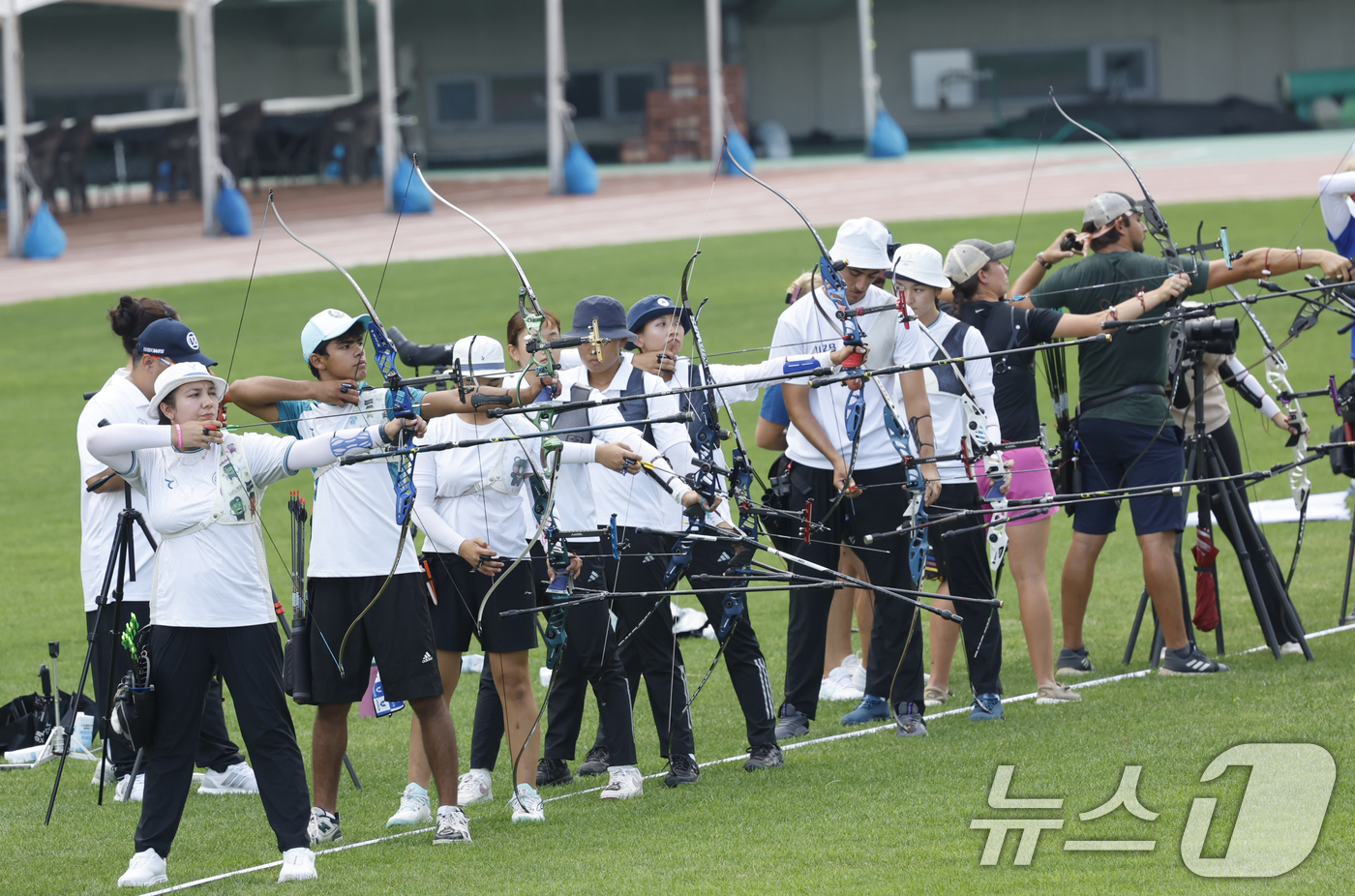 (광주=뉴스1) 김태성 기자 = 3일 광주시 월드컵경기장에서 '광주 2025 현대 세계 양궁선수권대회' 출전 선수들이 대회를 앞두고 연습경기를 하고 있다.세계양궁선수권대회 및 세계 …