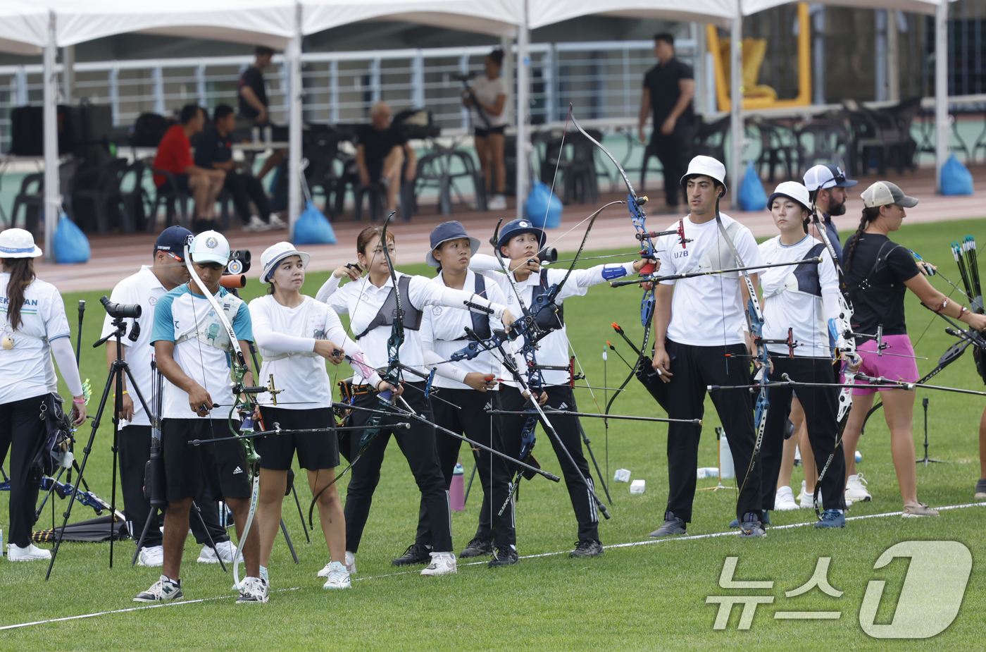 (광주=뉴스1) 김태성 기자 = 3일 광주시 월드컵경기장에서 '광주 2025 현대 세계 양궁선수권대회' 출전 선수들이 대회를 앞두고 연습경기를 하고 있다.세계양궁선수권대회 및 세계 …