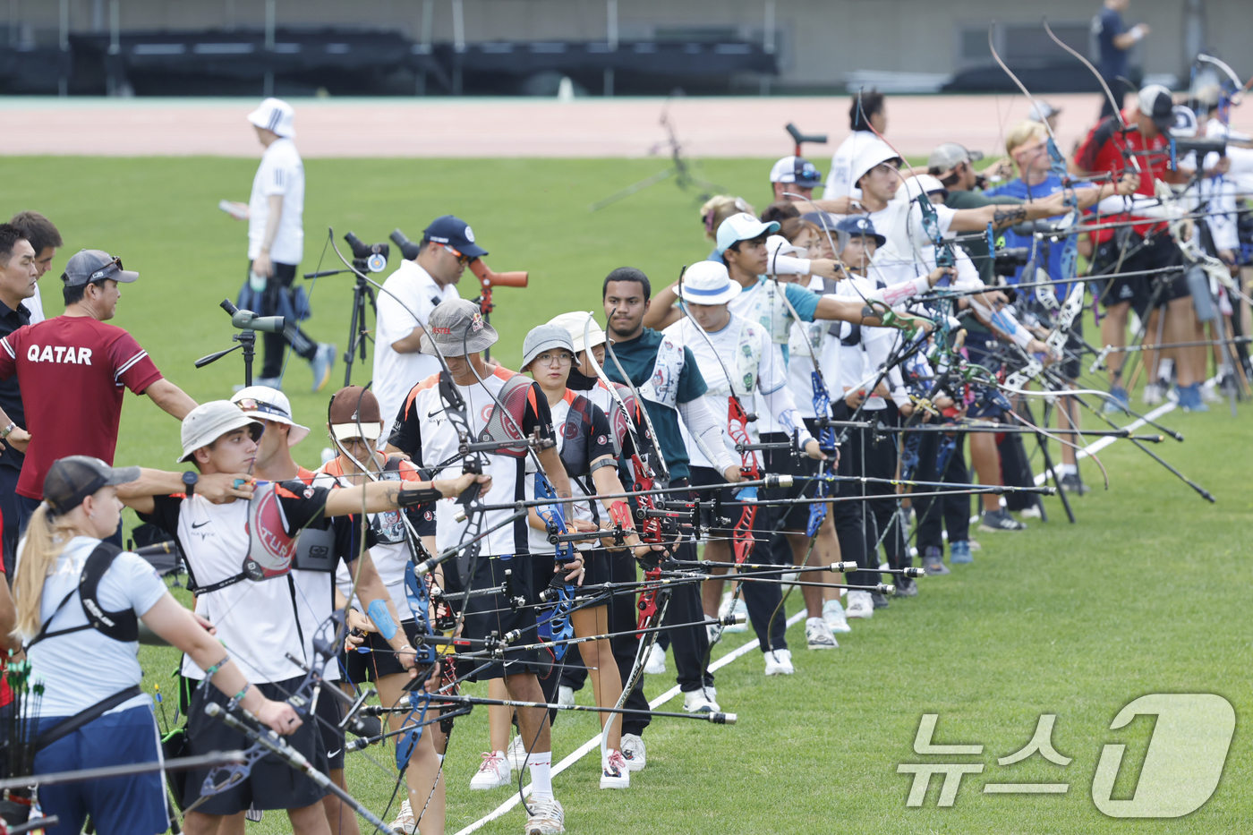 (광주=뉴스1) 김태성 기자 = 3일 광주시 월드컵경기장에서 '광주 2025 현대 세계 양궁선수권대회' 출전 선수들이 대회를 앞두고 연습경기를 하고 있다.세계양궁선수권대회 및 세계 …