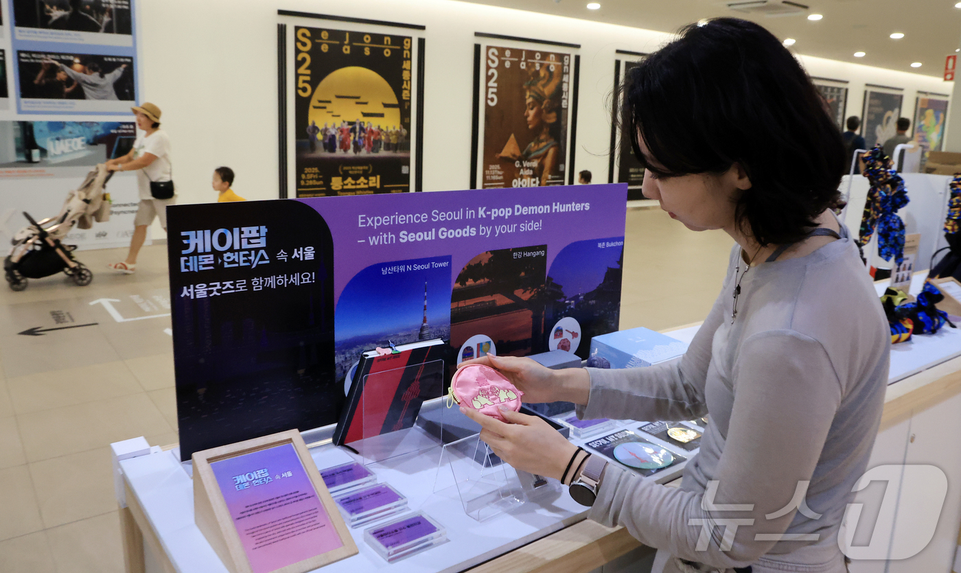 (서울=뉴스1) 김진환 기자 = 넷플릭스 오리지널 애니메이션 '케이팝 데몬 헌터스'가 '오징어게임'의 기록까지 갈아치웠다.넷플릭스가 3일 공개한 시청 순위를 보면, '케이팝 데몬 …