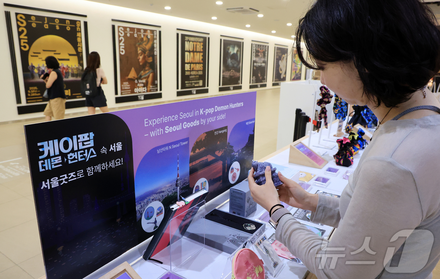 (서울=뉴스1) 김진환 기자 = 넷플릭스 오리지널 애니메이션 '케이팝 데몬 헌터스'가 '오징어게임'의 기록까지 갈아치웠다.넷플릭스가 3일 공개한 시청 순위를 보면, '케이팝 데몬 …