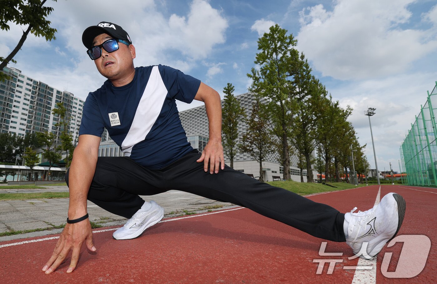 본문 이미지 - 전 국가대표 마라톤 선수 이봉주가 3일 경기 화성시 반월체육센터에서 런닝 착지법을 시연하고 있다. ⓒ News1 김영운 기자