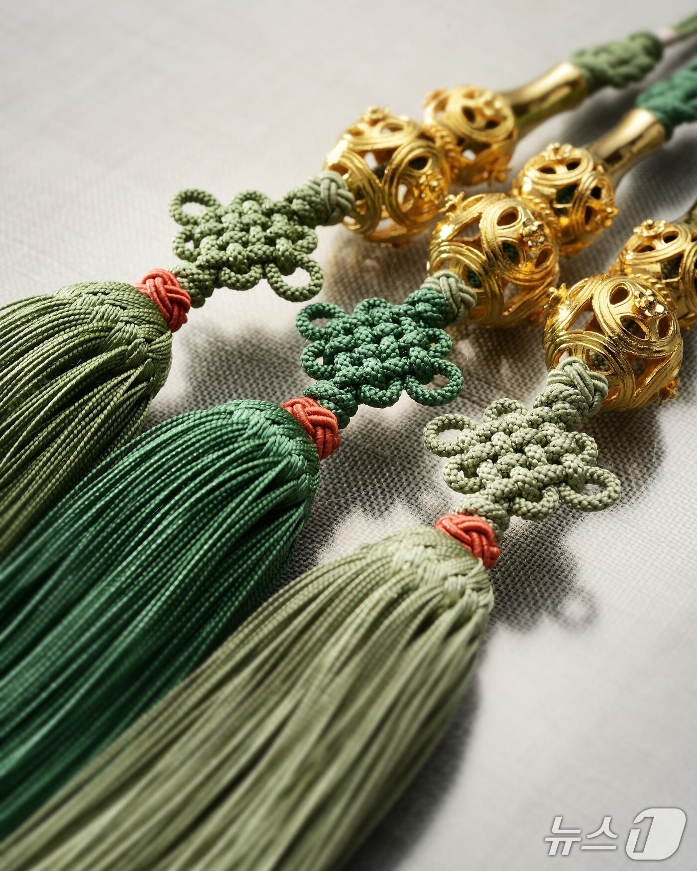 본문 이미지 - 박선경 국가무형유산 매듭장 전승 교육사의 매듭공예 (사진=인스타그램 @themaedeup)