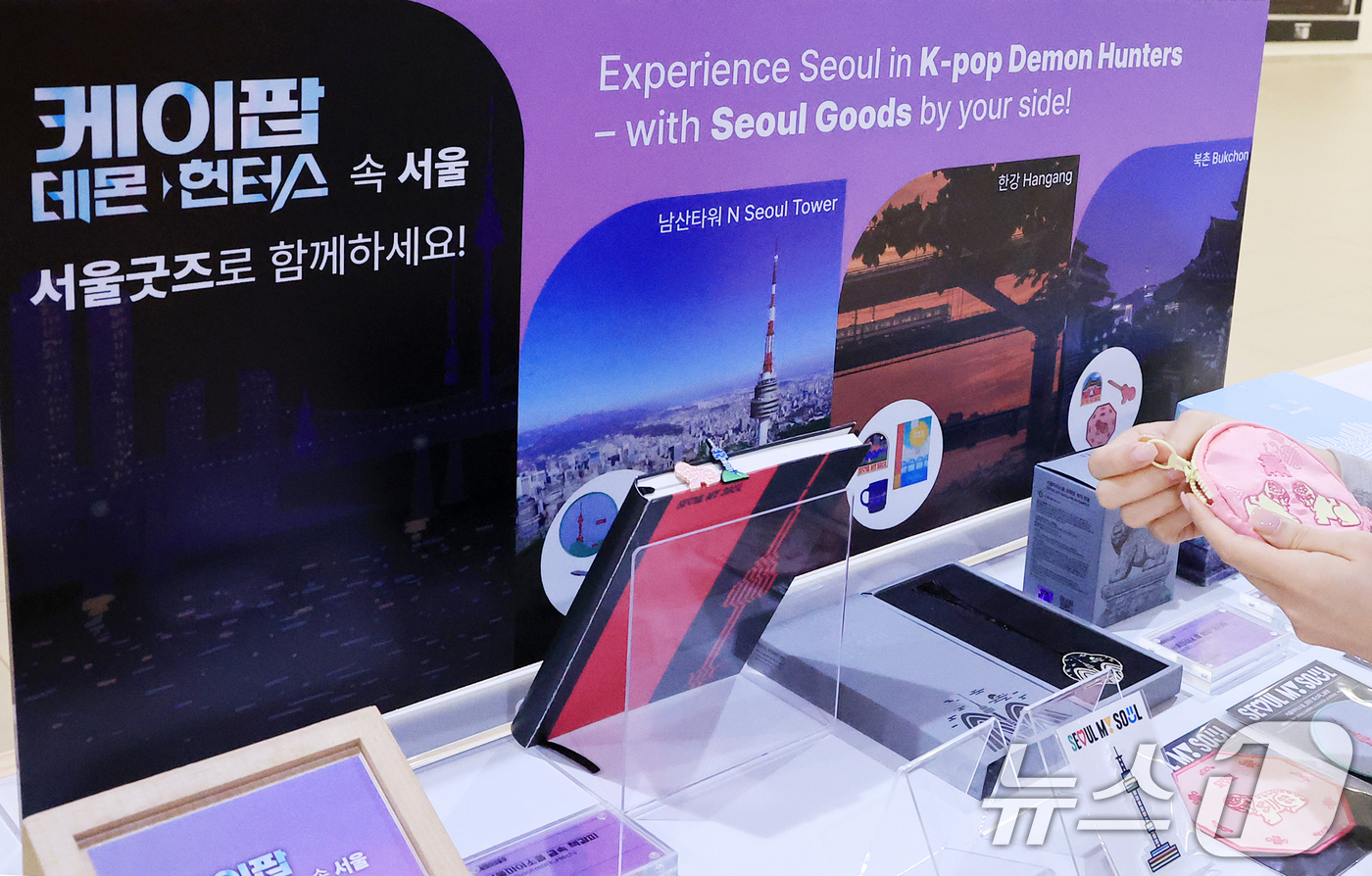 (서울=뉴스1) 김진환 기자 = 넷플릭스 오리지널 애니메이션 '케이팝 데몬 헌터스'가 '오징어게임'의 기록까지 갈아치웠다.넷플릭스가 3일 공개한 시청 순위를 보면, '케이팝 데몬 …