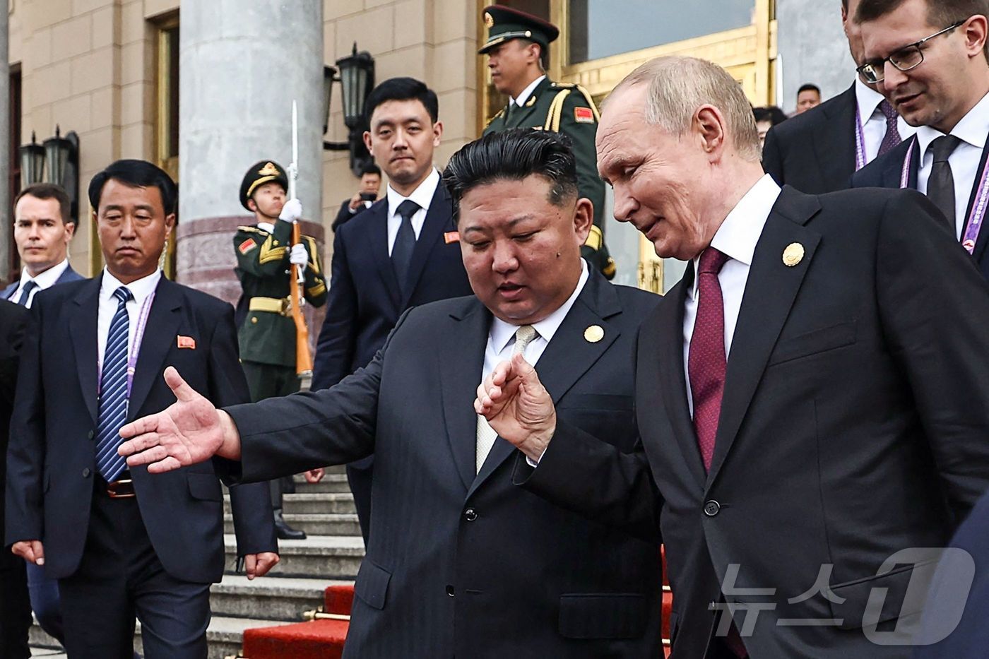 본문 이미지 - 김정은 북한 노동당 총비서&#40;국무위원장&#41;이 3일 중국 베이징에서 블라디미르 푸틴 러시아 대통령&#40;오른쪽&#41;과 함께 푸틴 대통령의 의전용 차량으로 함께 이동하고 있다. 2025.9.3 ⓒ AFP=뉴스1 ⓒ News1 김경민 기자