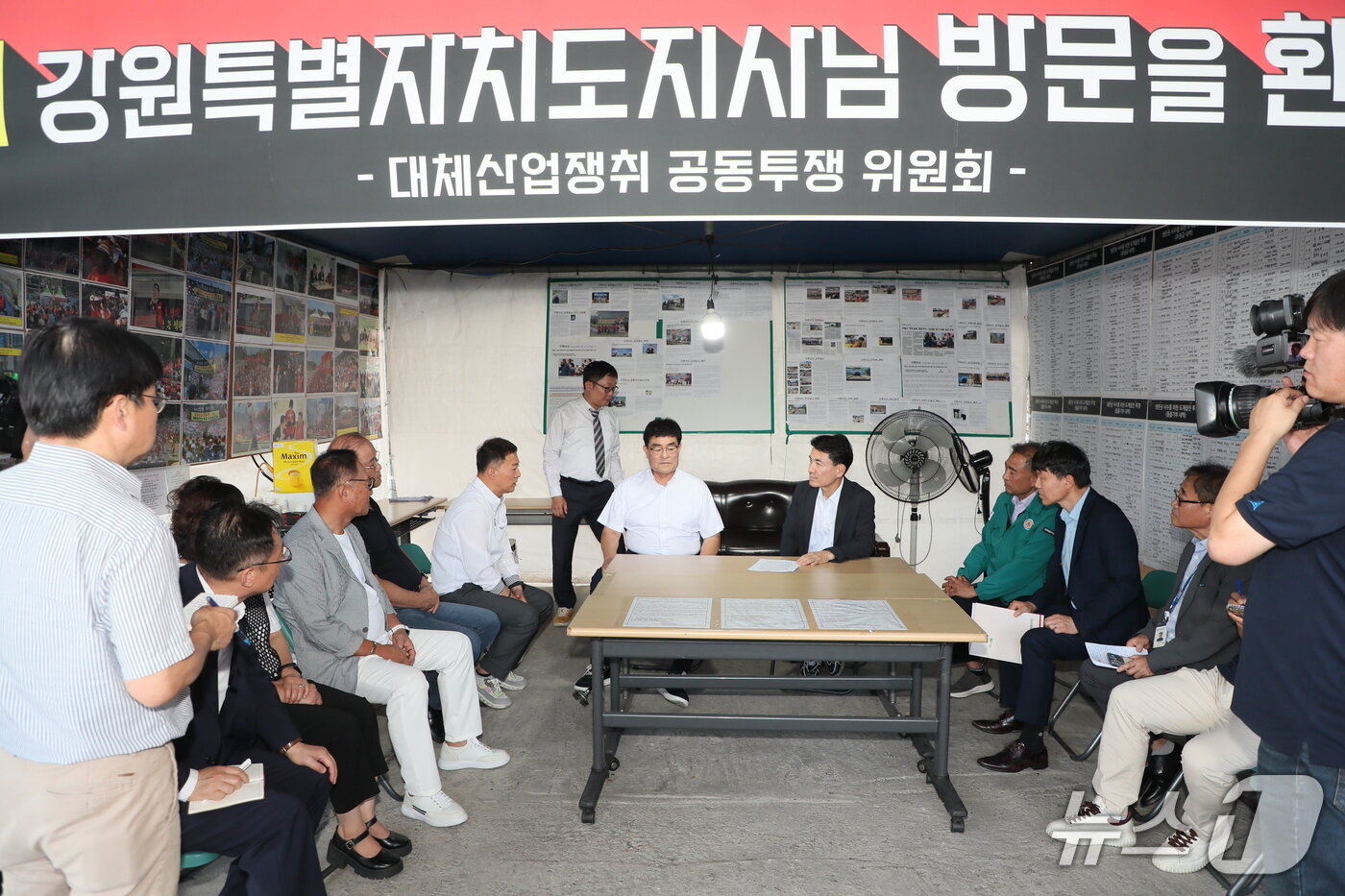 본문 이미지 - 김진태 강원도지사는 3일 삼척시 도계읍 조기폐광지역 경제진흥사업 추진 현장을 방문해 향후 사업계획을 점검하고 주민들과 소통하는 시간을 가졌다.&#40;강원도 제공. 재판매 및 DB금지&#41;/뉴스1