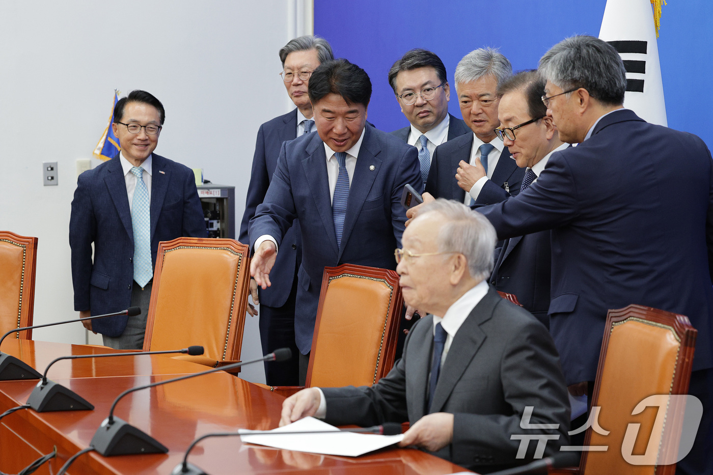 (서울=뉴스1) 신웅수 기자 = 손경식 한국경영자총협회(경총) 회장 등 경제6단체 대표단이 3일 오후 김병기 더불어민주당 원내대표와의 면담을 위해  서울 여의도 국회를 방문하고 있 …