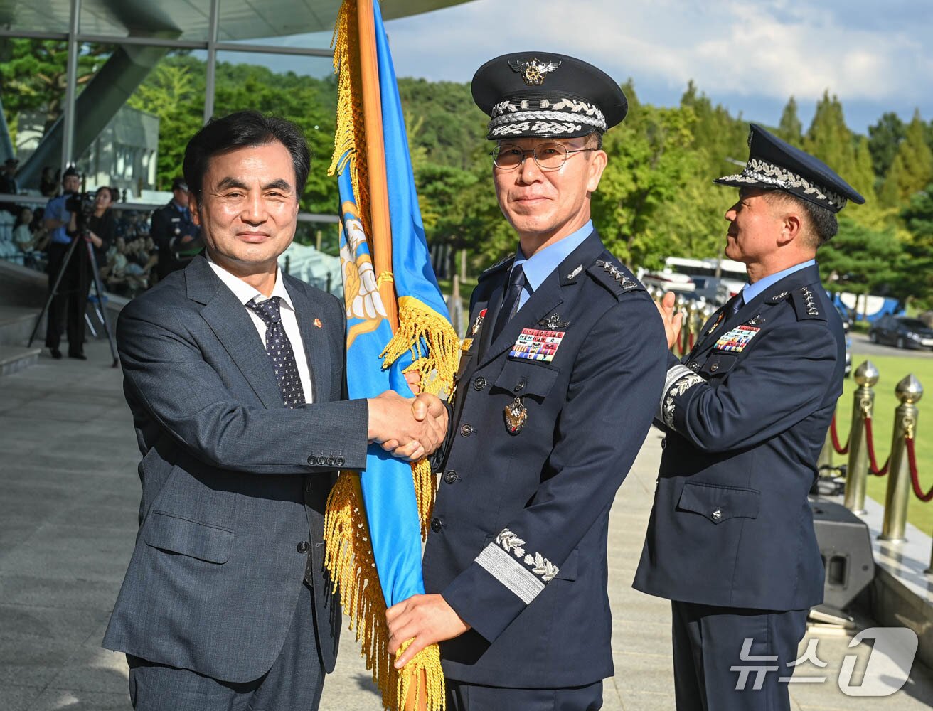 본문 이미지 - 3일 손석락 신임 공군참모총장이 안규백 장관으로부터 지휘권을 상징하는 공군기를 이양받고 있다. &#40;공군 제공&#41;