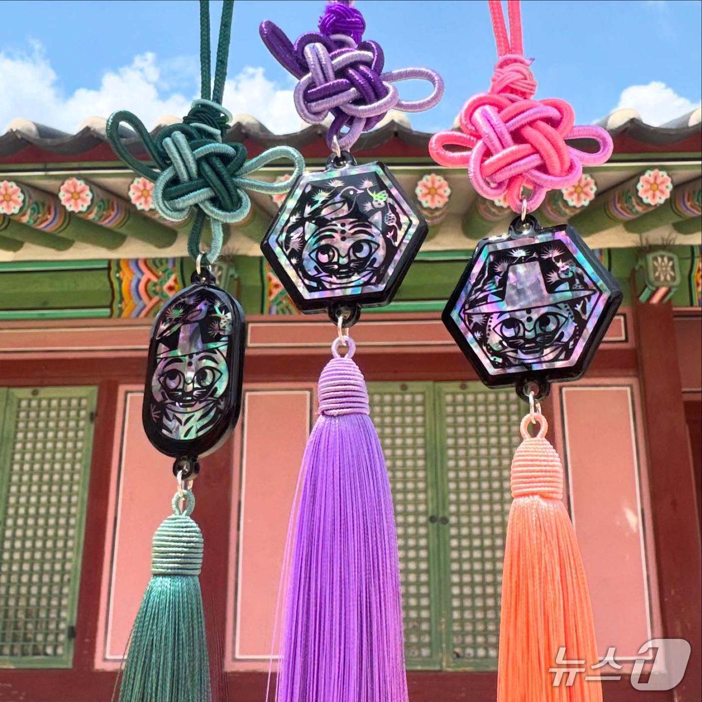 본문 이미지 - 전통 공예 브랜드 '희뮤즈'에서 호응을 얻고 있는 '까치·호랑이 자개 노리개' (사진=인스타그램 @heemuse_studio)