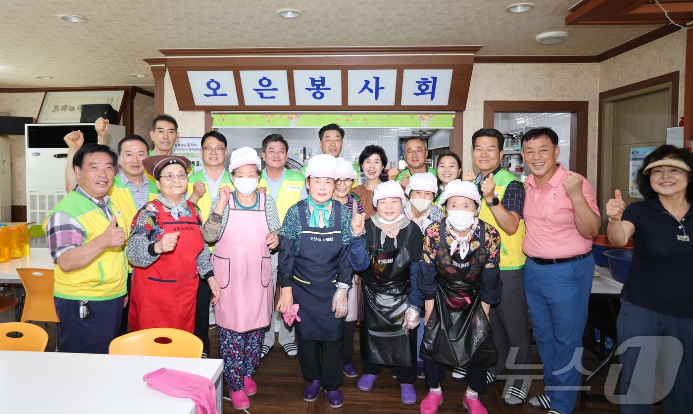 (포항=뉴스1) 최창호 기자 = 김일만 경북 포항시의장과 상임ㆍ특별위원장, 지역구 의원들이 3일 경북 포항 남구 오천무료급식소에서 급식 봉사활동을 마친 후 자원봉시자들과 기념 촬영 …