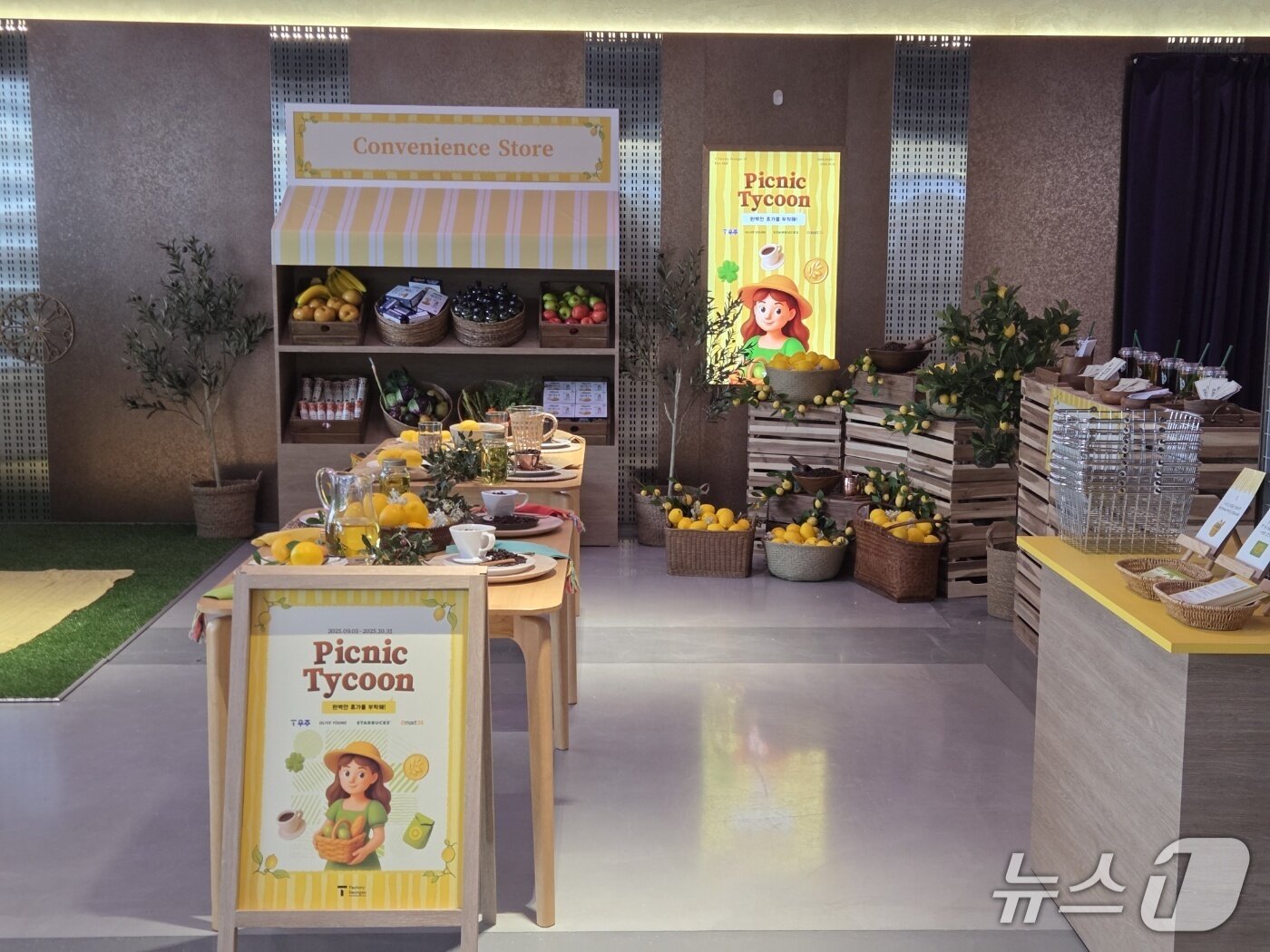 본문 이미지 - 팝업스토어 체험존에서는 &#39;T 우주패스 올리브영&스타벅스&이마트24&#39;의 할인 혜택을 타이쿤 게임 형식으로 구성했다. 2025.09.03./뉴스1 ⓒNews1 김정현 기자