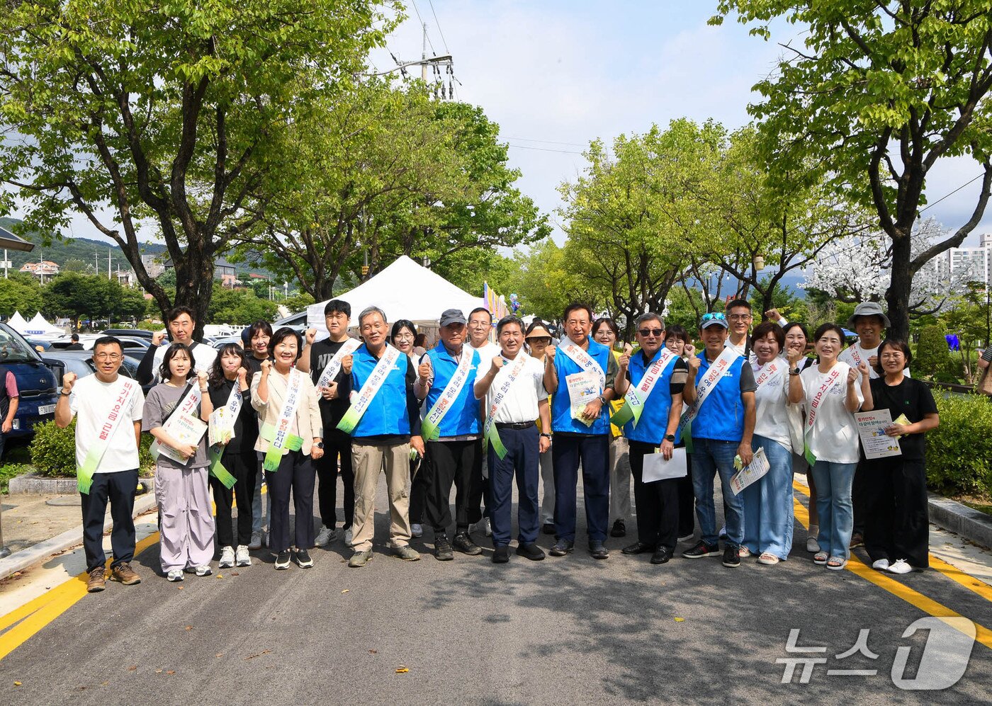 본문 이미지 - 서흥원 양구군수는 8월30일 오전 양구군행정동우회와 양구군청 직원들과 함께 배꼽축제가 열리고 있는 현장에서 물가안정 캠페인을 진행했다.&#40;양구군 제공. 재판매 및 DB금지&#41;/뉴스1
