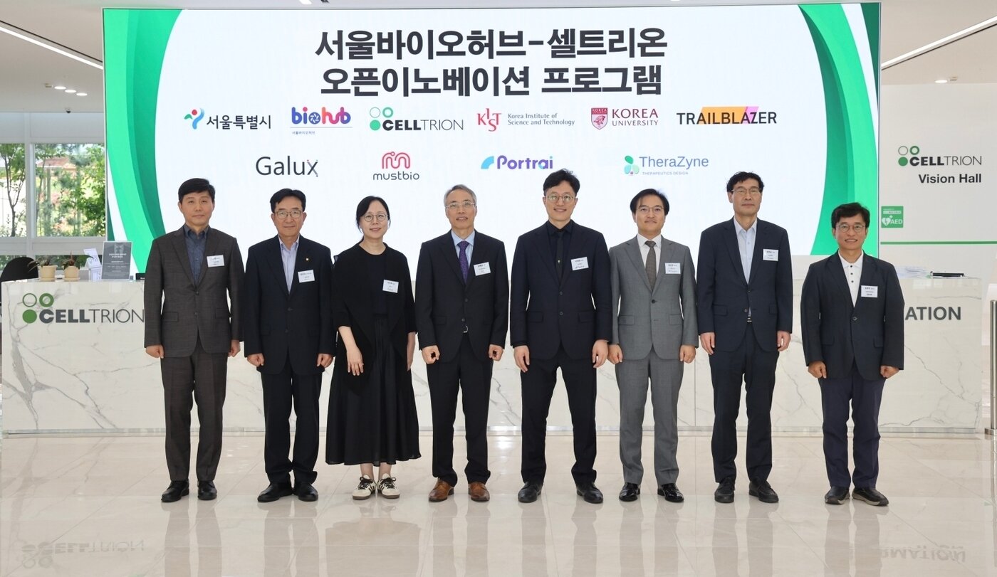 본문 이미지 - 셀트리온이 지난달 29일 인천 송도 셀트리온 글로벌생명공학연구센터에서 개최한 &#39;2025 서울바이오허브-오픈 이노베이션 프로그램&#39; 3기 오리엔테이션&#40;OT&#41;에서 행사 참석자들이 기념 촬영을 하고 있다.&#40;셀트리온 제공&#41;/뉴스1