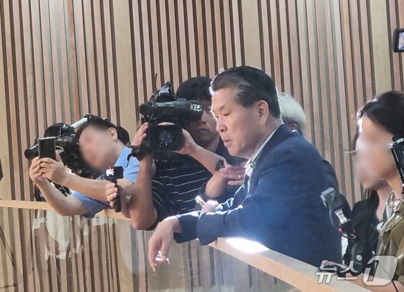 본문 이미지 - 윤현우 충북체육회장이 도의회 방청석에서 발언권을 요청하고 있다. ⓒ News1