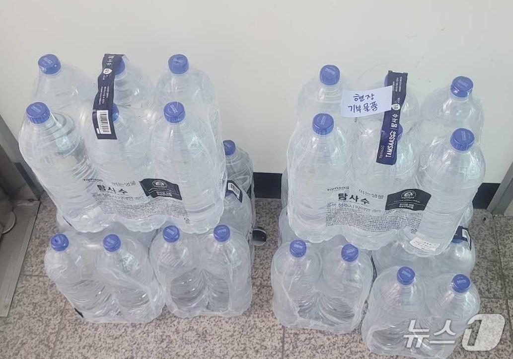 본문 이미지 - 가뭄 해결에 총력을 기울이고 있는 전국 소방관들을 위해 강원 강릉소방서에 보내진 기부물품.(강릉소방서 제공, 재판매 및 DB 금지) 2025.9.3/뉴스1