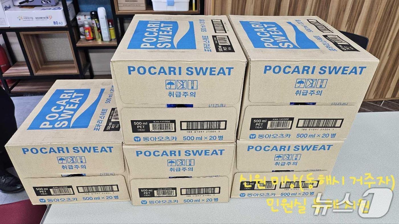 본문 이미지 - 가뭄 해결에 총력을 기울이고 있는 전국 소방관들을 위해 강원 강릉소방서에 보내진 기부물품.(강릉소방서 제공, 재판매 및 DB 금지) 2025.9.3/뉴스1