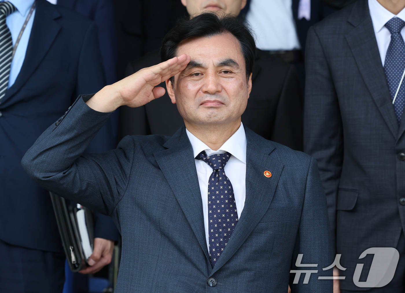 (계룡=뉴스1) 김기태 기자 = 안규백 국방부장관이 3일 충남 계룡대에서 열린 공군참모총장 이·취임식 및 이양수 대장 전역식에서 거수경례를 하고 있다. 2025.9.3/뉴스1
