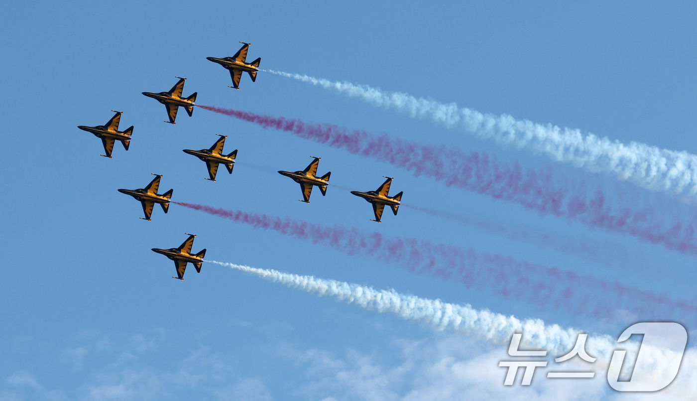(계룡=뉴스1) 김기태 기자 = 3일 충남 계룡대에서 열린 공군참모총장 이·취임식 및 이양수 대장 전역식에서 공군특수비행팀 블랙이글스가 축하 비행을 하고 있다. 2025.9.3/뉴 …