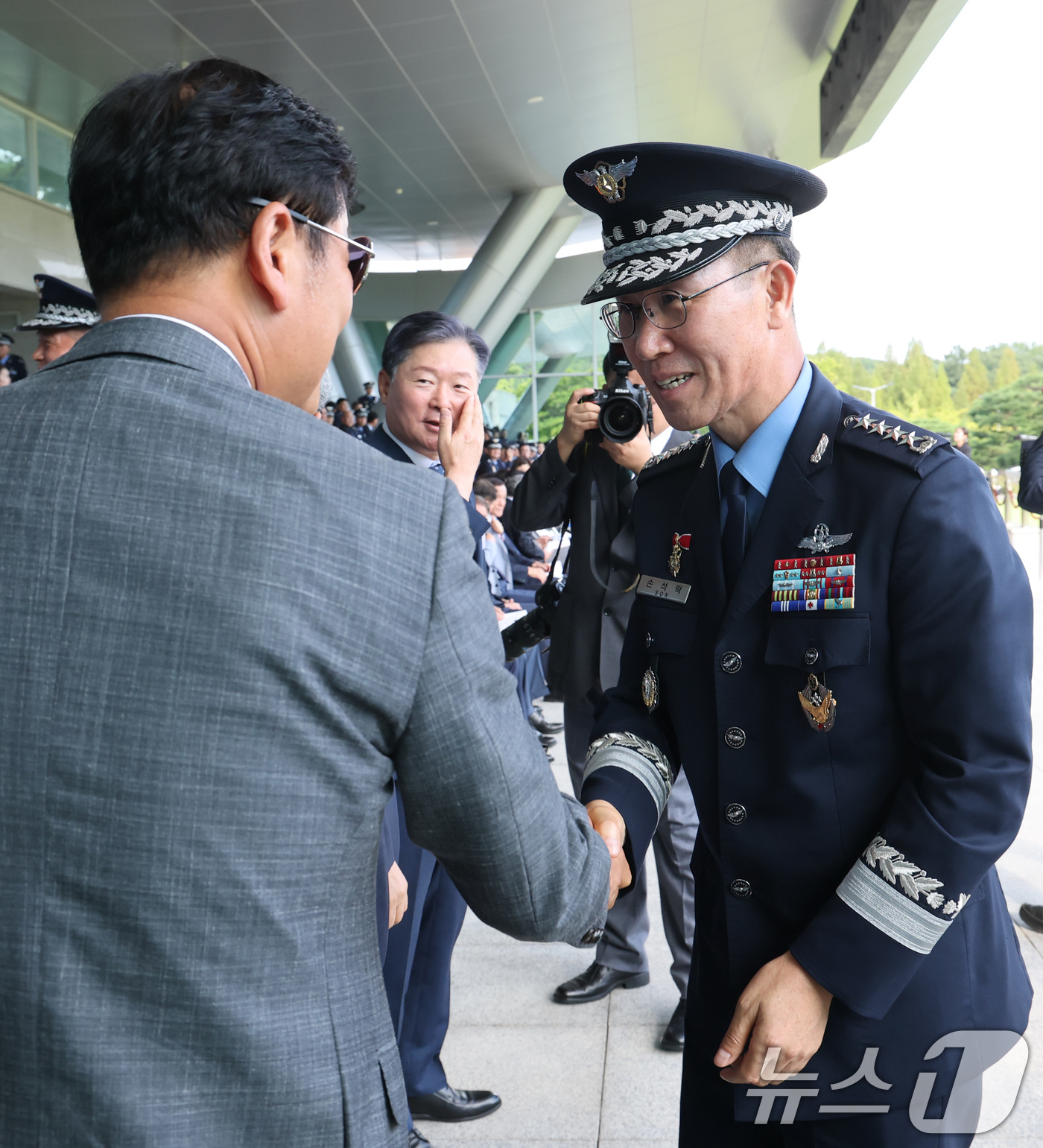 (계룡=뉴스1) 김기태 기자 = 손석락 신임 공군참모총장이 3일 충남 계룡대에서 열린 공군참모총장 이·취임식 및 이양수 대장 전역식에서 역대 참모총장과 인사하고 있다. 2025.9 …