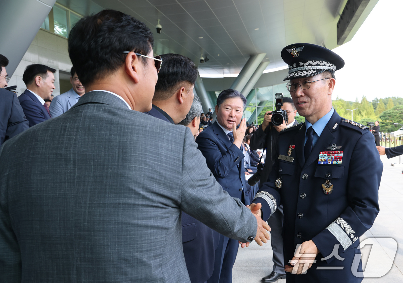 (계룡=뉴스1) 김기태 기자 = 손석락 신임 공군참모총장이 3일 충남 계룡대에서 열린 공군참모총장 이·취임식 및 이양수 대장 전역식에서 역대 참모총장과 인사하고 있다. 2025.9 …