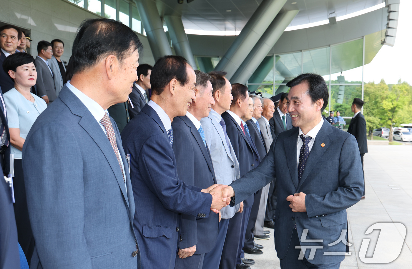 (계룡=뉴스1) 김기태 기자 = 안규백 국방부 장관이 3일 충남 계룡대에서 열린 공군참모총장 이·취임식 및 이양수 대장 전역식에서 역대 참모총장과 인사하고 있다. 2025.9.3/ …