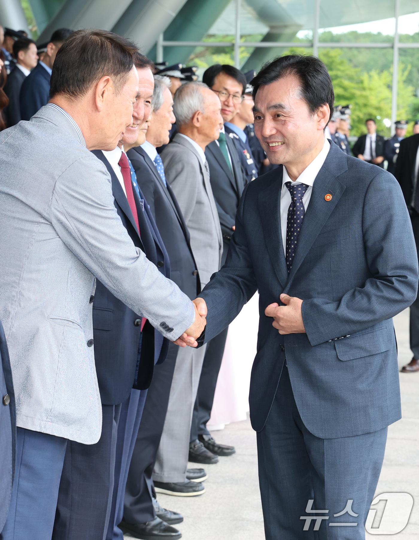 (계룡=뉴스1) 김기태 기자 = 안규백 국방부 장관이 3일 충남 계룡대에서 열린 공군참모총장 이·취임식 및 이양수 대장 전역식에서 역대 참모총장과 인사하고 있다. 2025.9.3/ …
