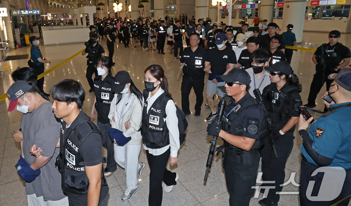 (인천공항=뉴스1) 오대일 기자 = 필리핀 현지에서 5조 원 규모의 불법 온라인 도박장을 운영하다 체포된 한국인 범죄조직 일당을 비롯한 필리핀 한국인 범죄 피의자 49명이 3일 오 …