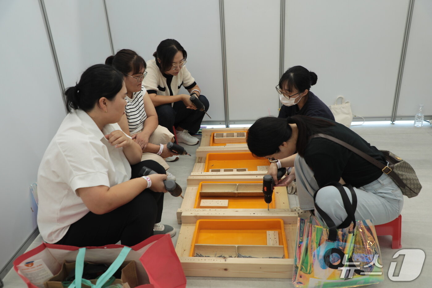 본문 이미지 - 3일 울산 남구 문수체육관에서 열린 &#39;여성 일자리 박람회&#39;에서 구직자들이 생활 기술을 배우고 있다.2025.9.3./뉴스1 김세은 기자