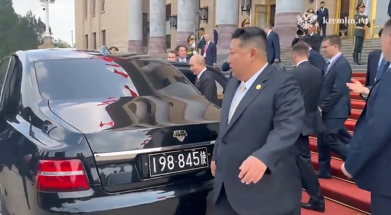 본문 이미지 - 3일 리아노보스티가 공개한 영상에 따르면  김정은 노동당 총비서와 블라디미르 푸틴 대통령은  리셉션 후 아우루스에 탑승했다. 김 총비서는 푸틴 대통령에게 상석을 양보하고 반대편으로 돌아가 탑승했고, 그를 이어 동생인 김여정 당 부부장이 뒷좌석에 동승했다. (크렘린궁 영상 캡처)