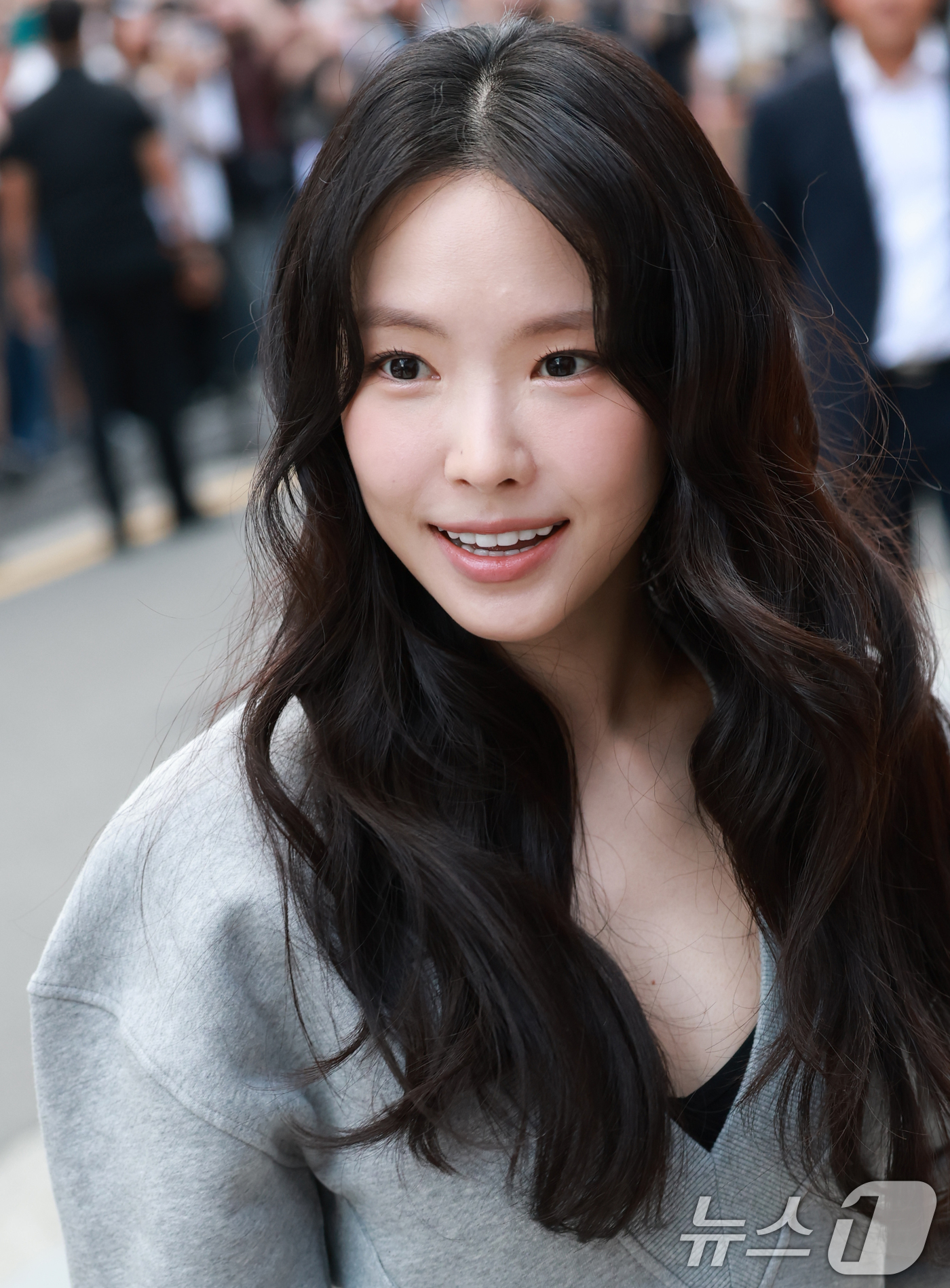 (서울=뉴스1) 권현진 기자 = 배우 손나은이 3일 서울 성동구 성수포탈에서 열린 분크 ‘네가 방에 들어가다, 내 가방에 들어간다’ 전시회 기념 포토콜에 참석하고 있다. 2025. …