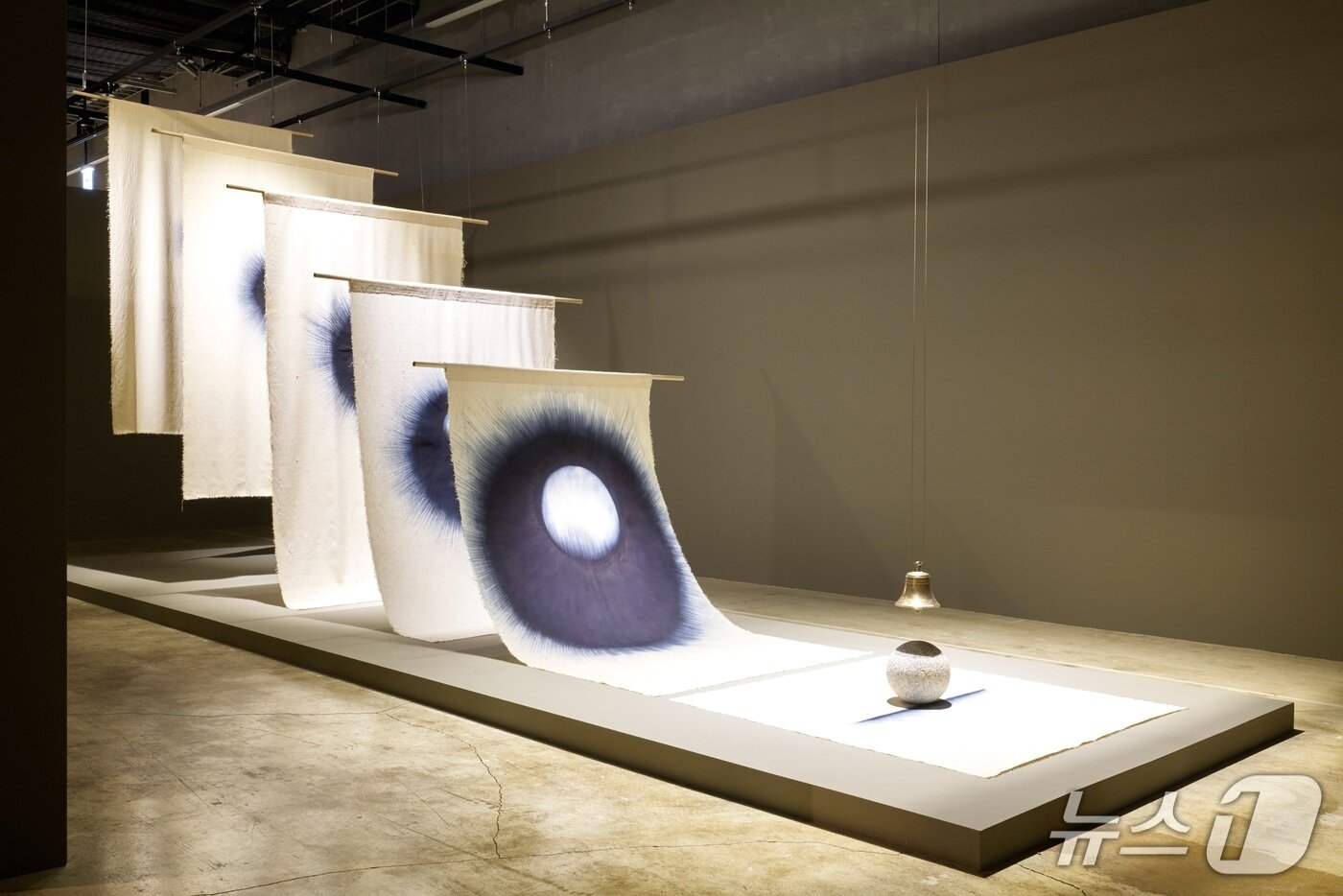 본문 이미지 -  카이무라이, <내 모든 기도에 대한 답은 내가 결코 묻지 않았던 질문 속에 있다>(2025), 《현대 트랜스로컬 시리즈: 엮음과 짜임》 전시 전경출처. 사진: 김우일, 청주공예비엔날레조직위원회 제공