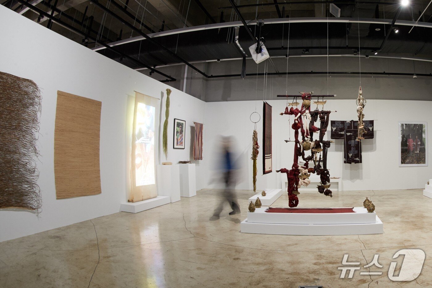 본문 이미지 - 보이토, <모헨조다로 텍스타일>(2025) 외, 《현대 트랜스로컬 시리즈: 엮음과 짜임》 전시 전경출처. 사진: 김우일, 청주공예비엔날레조직위원회 제공 