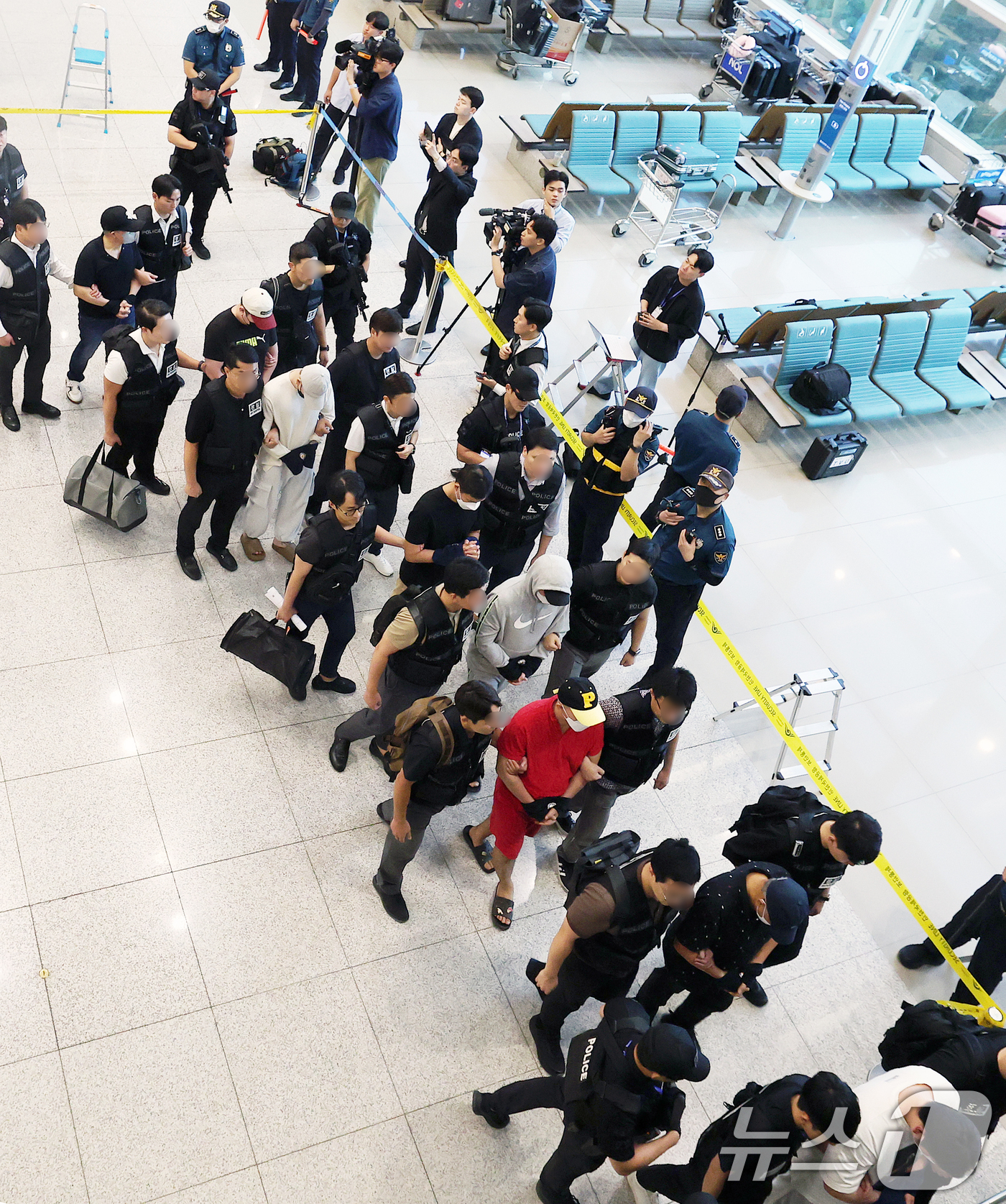 (인천공항=뉴스1) 오대일 기자 = 필리핀 현지에서 5조 원 규모의 불법 온라인 도박장을 운영하다 체포된 한국인 범죄조직 일당을 비롯한 필리핀 한국인 범죄 피의자 49명이 3일 오 …