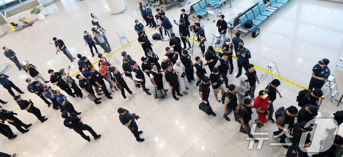 (인천공항=뉴스1) 오대일 기자 = 필리핀 현지에서 5조 원 규모의 불법 온라인 도박장을 운영하다 체포된 한국인 범죄조직 일당을 비롯한 필리핀 한국인 범죄 피의자 49명이 3일 오 …