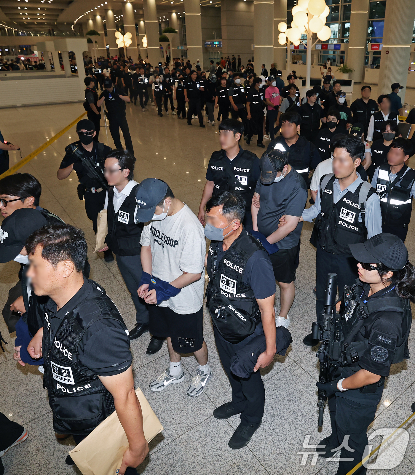 (인천공항=뉴스1) 오대일 기자 = 필리핀 현지에서 5조 원 규모의 불법 온라인 도박장을 운영하다 체포된 한국인 범죄조직 일당을 비롯한 필리핀 한국인 범죄 피의자 49명이 3일 오 …