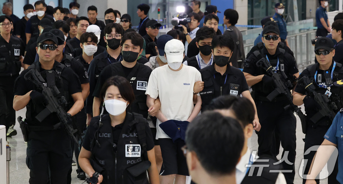(인천공항=뉴스1) 오대일 기자 = 필리핀 현지에서 5조 원 규모의 불법 온라인 도박장을 운영하다 체포된 한국인 범죄조직 일당을 비롯한 필리핀 한국인 범죄 피의자 49명이 3일 오 …