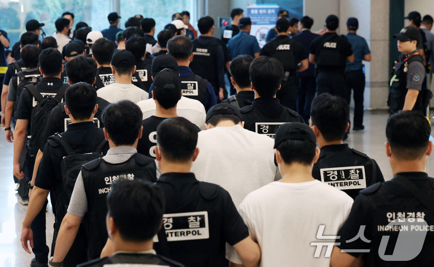 (인천공항=뉴스1) 오대일 기자 = 필리핀 현지에서 5조 원 규모의 불법 온라인 도박장을 운영하다 체포된 한국인 범죄조직 일당을 비롯한 필리핀 한국인 범죄 피의자 49명이 3일 오 …