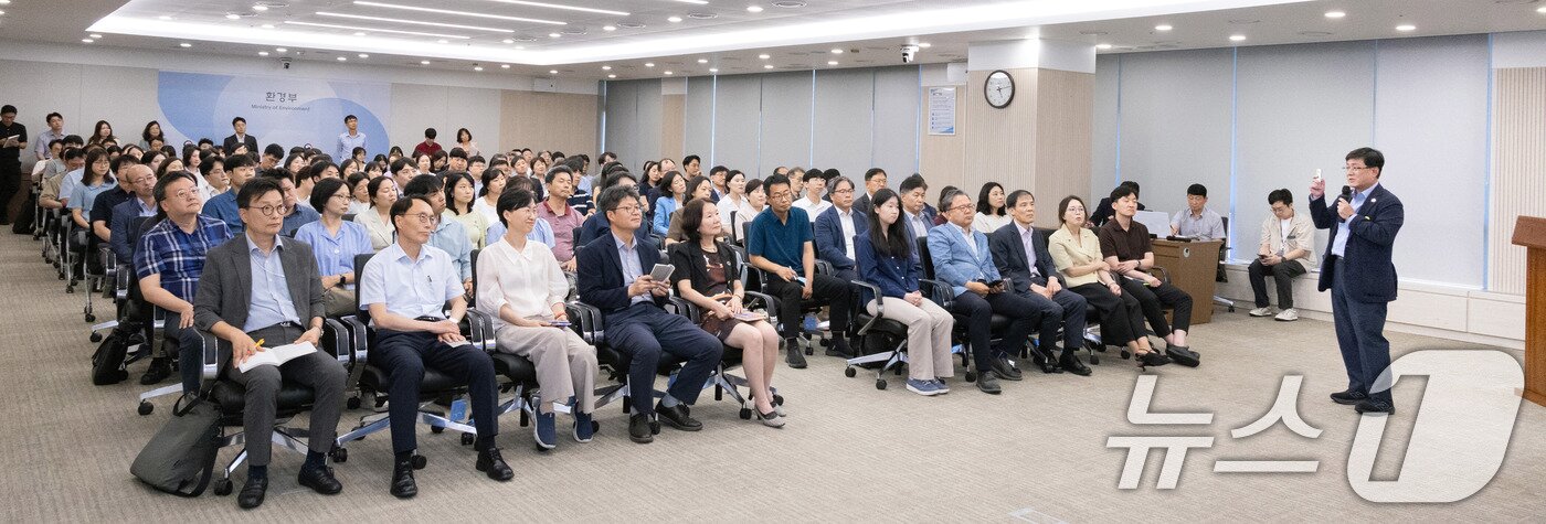 본문 이미지 - 김성환 기후에너지환경부 장관이 정부세종청사에서 환경부 직원들을 대상으로 발언하고 있다. (기후에너지환경부 제공. 재판매 및 DB 금지) 2025.9.3 ⓒ 뉴스1 박지혜 기자