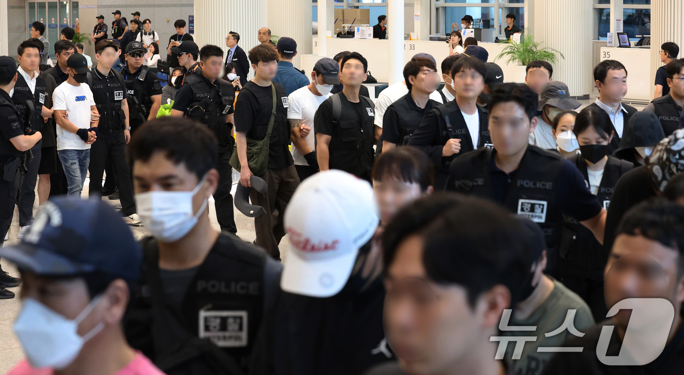 (인천공항=뉴스1) 오대일 기자 = 필리핀 현지에서 5조 원 규모의 불법 온라인 도박장을 운영하다 체포된 한국인 범죄조직 일당을 비롯한 필리핀 한국인 범죄 피의자 49명이 3일 오 …