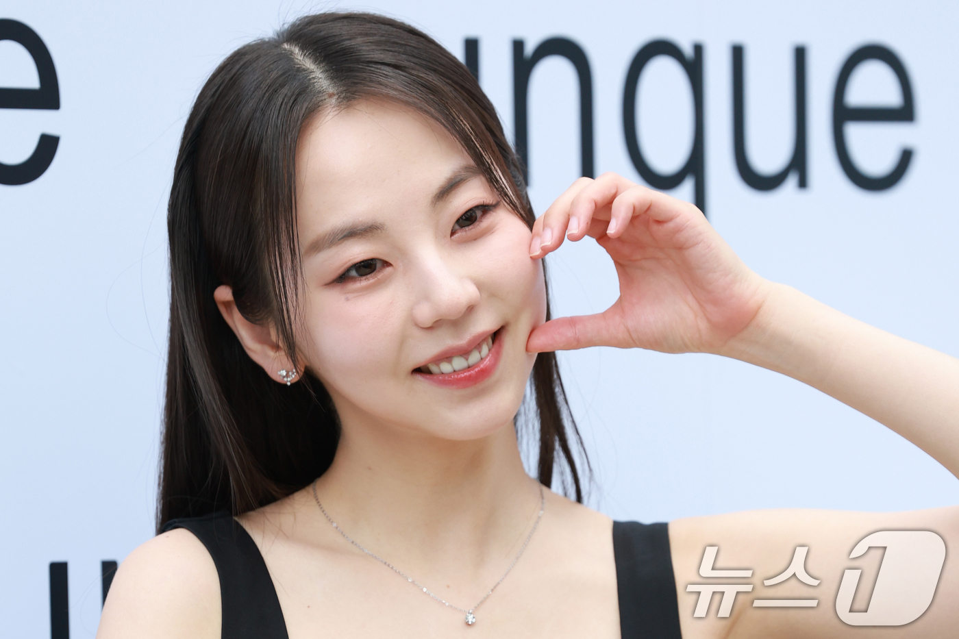 (서울=뉴스1) 권현진 기자 = 배우 안소희가 3일 서울 성동구 성수포탈에서 열린 분크 ‘네가 방에 들어가다, 내 가방에 들어간다’ 전시회 기념 포토콜에 참석해 포즈를 취하고 있다 …