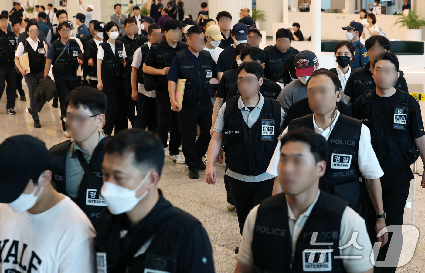 (인천공항=뉴스1) 오대일 기자 = 필리핀 현지에서 5조 원 규모의 불법 온라인 도박장을 운영하다 체포된 한국인 범죄조직 일당을 비롯한 필리핀 한국인 범죄 피의자 49명이 3일 오 …