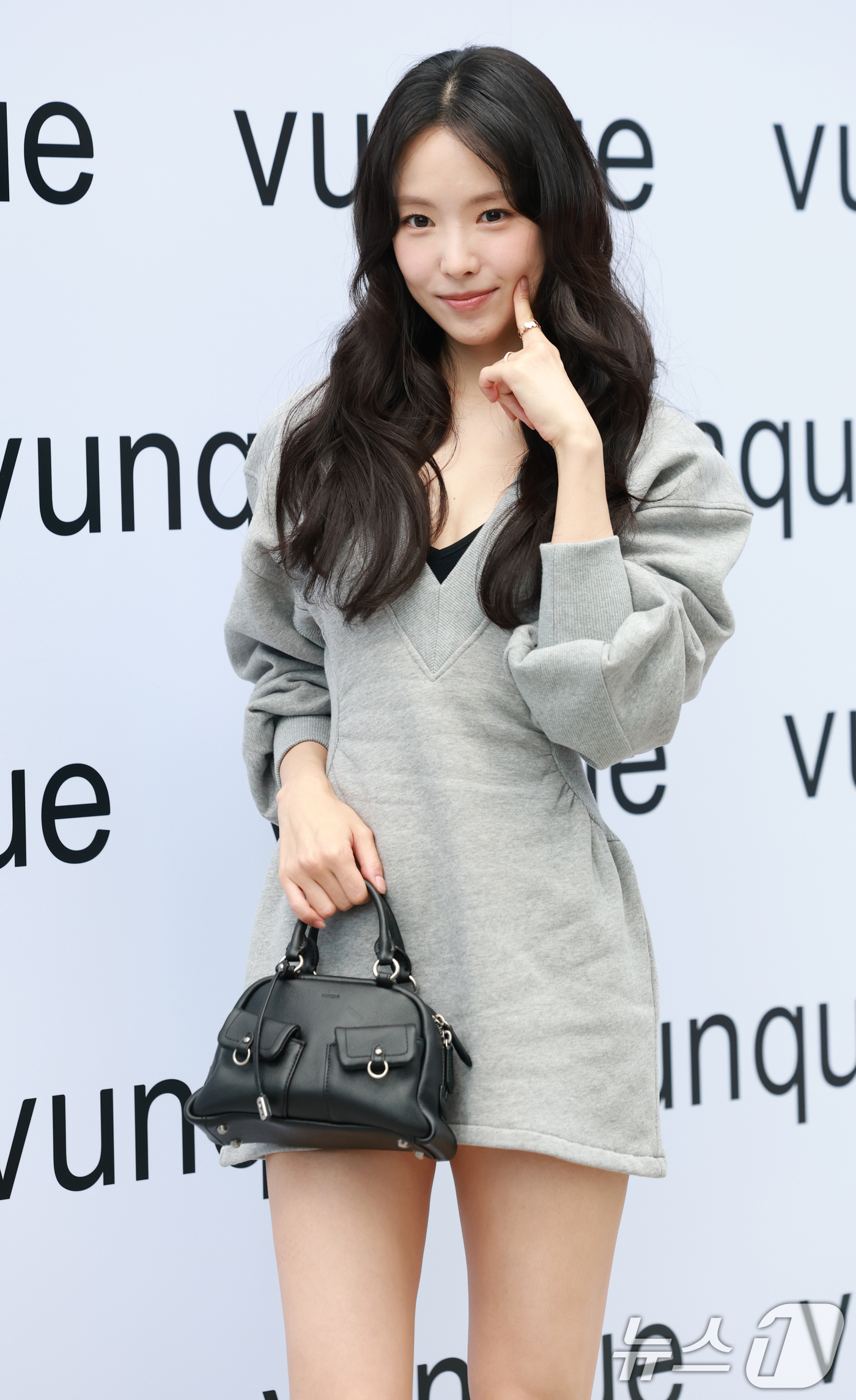 (서울=뉴스1) 권현진 기자 = 배우 손나은이 3일 서울 성동구 성수포탈에서 열린 분크 ‘네가 방에 들어가다, 내 가방에 들어간다’ 전시회 기념 포토콜에 참석해 포즈를 취하고 있다 …