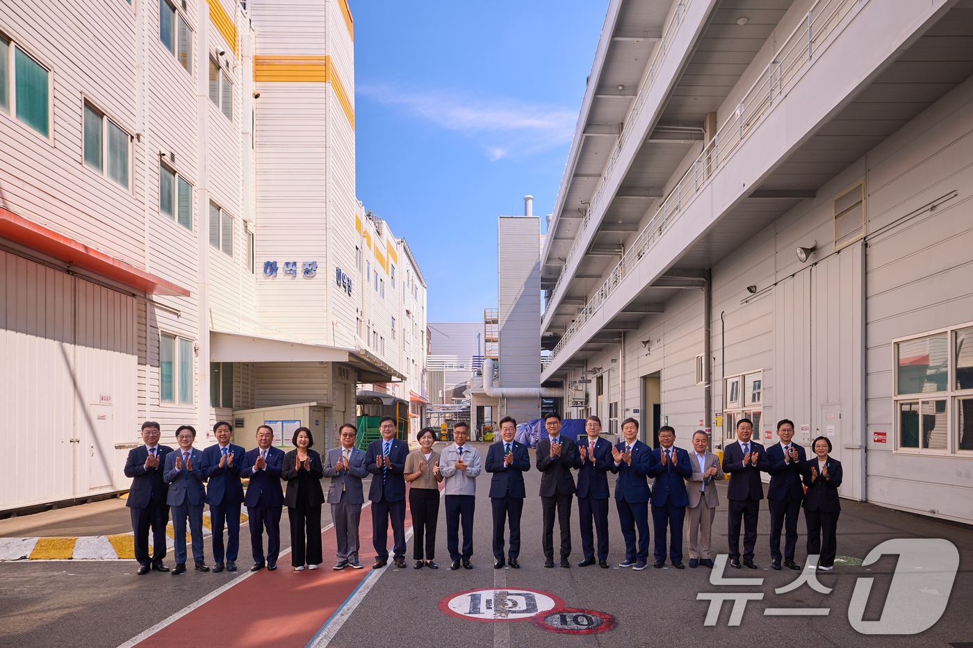 (서울=뉴스1) 허경 기자 = 이재명 대통령이 3일 경기 안산시 새솔다이아몬드공업을 방문해 직원들과 기념촬영을 하고 있다. (대통령실 제공. 재판매 및 DB 금지) 2025.9.3 …